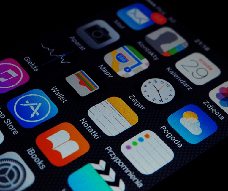 what are the differences between native mobile apps and non native ones ?